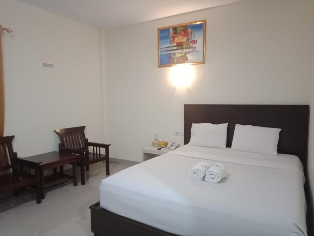 Hotel Meganita Mamuju Luaran gambar