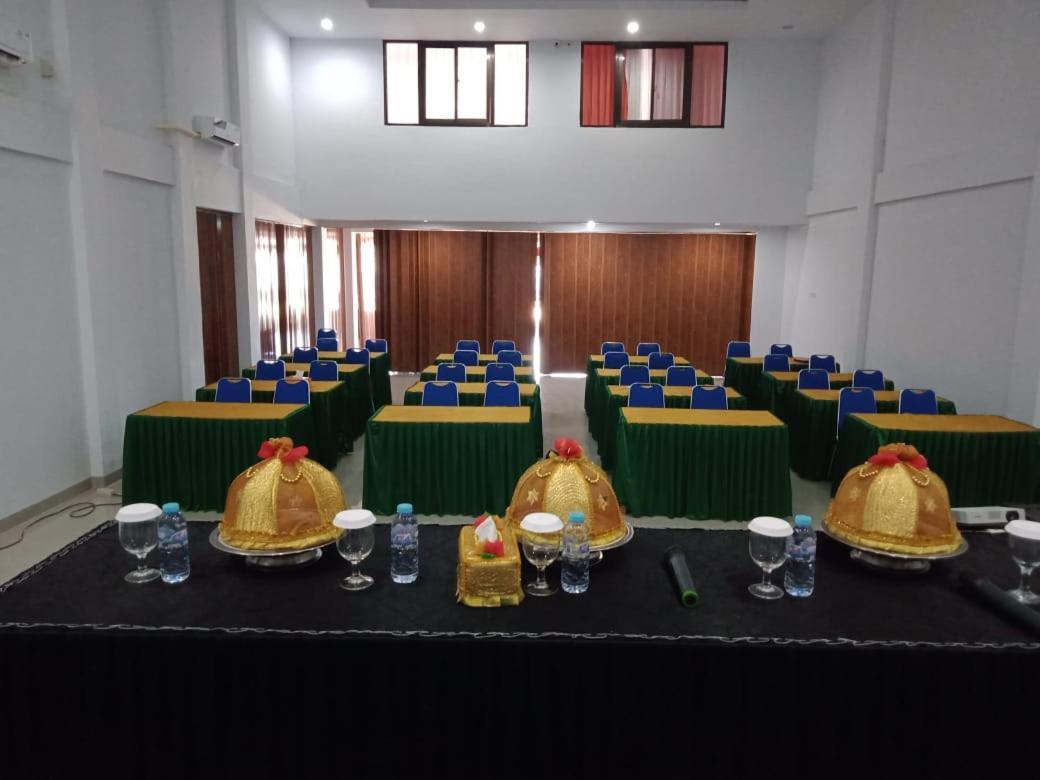 Hotel Meganita Mamuju Luaran gambar