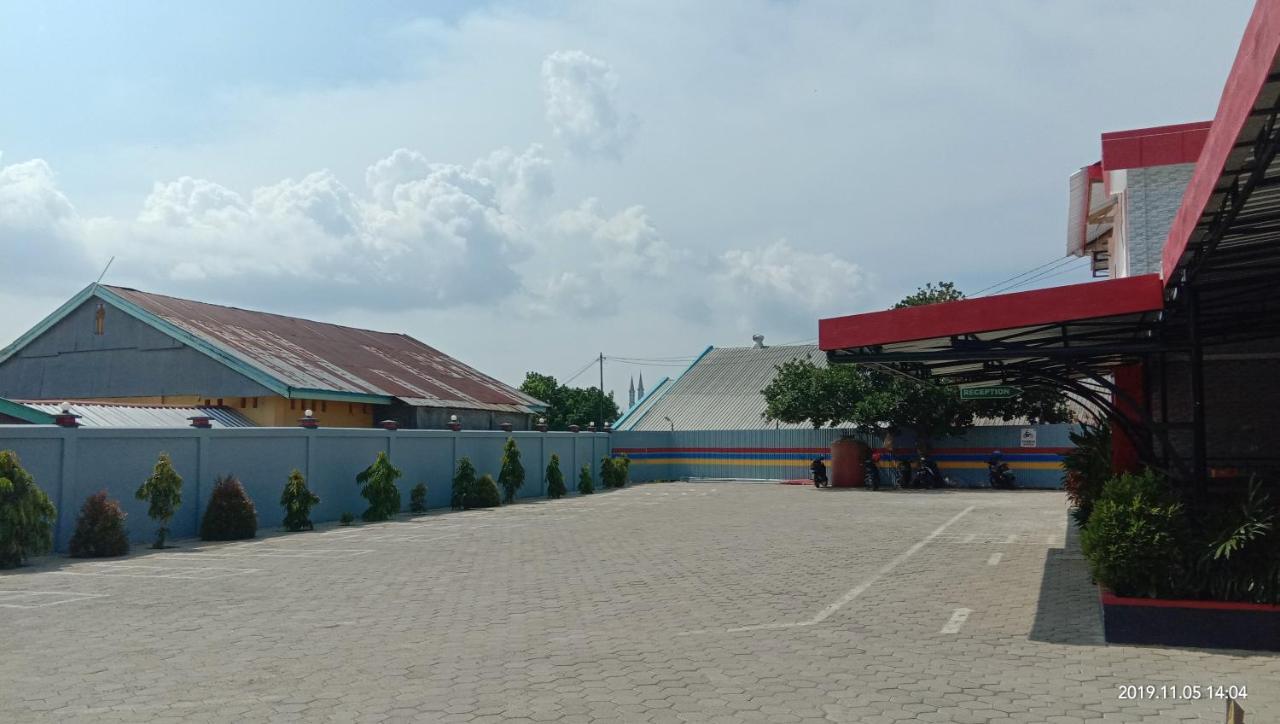 Hotel Meganita Mamuju Luaran gambar