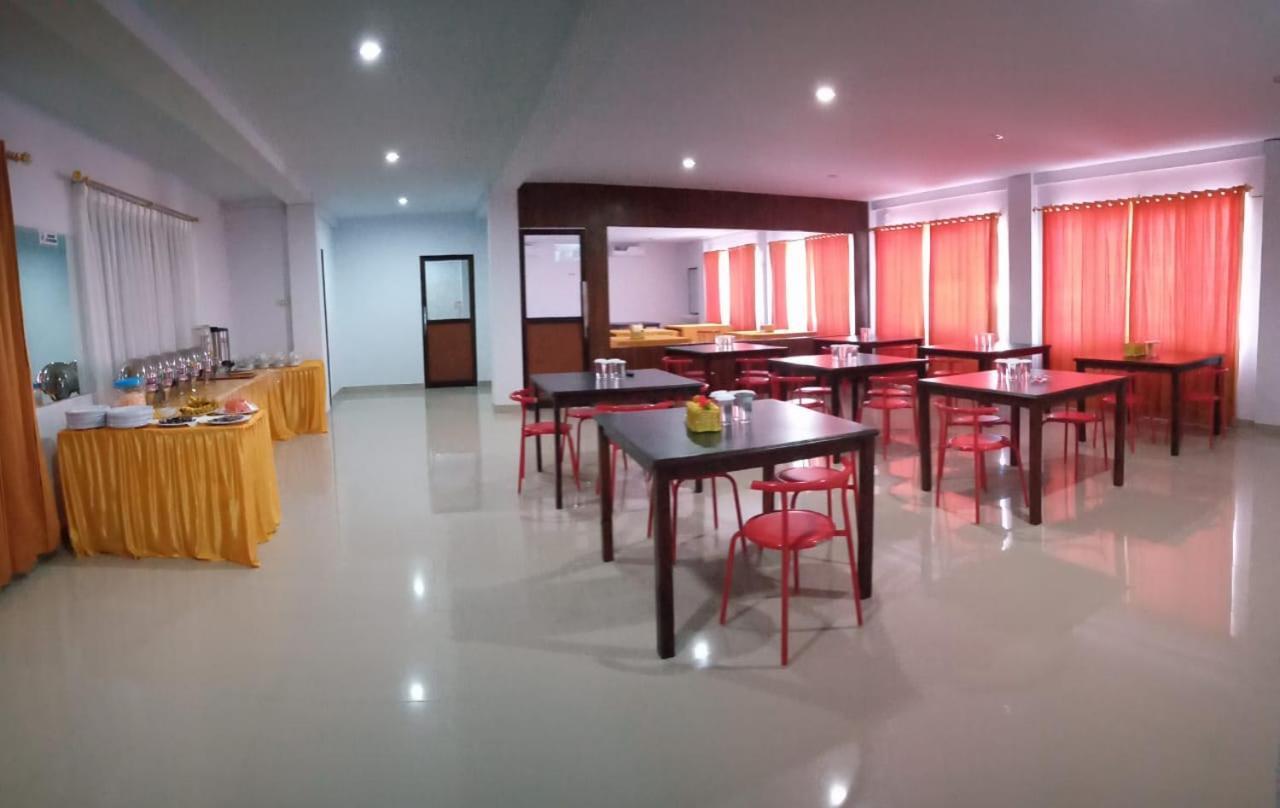 Hotel Meganita Mamuju Luaran gambar