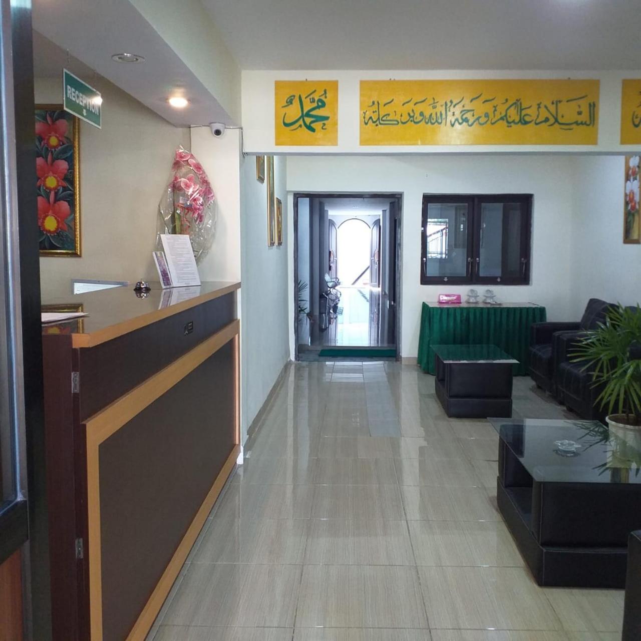 Hotel Meganita Mamuju Luaran gambar