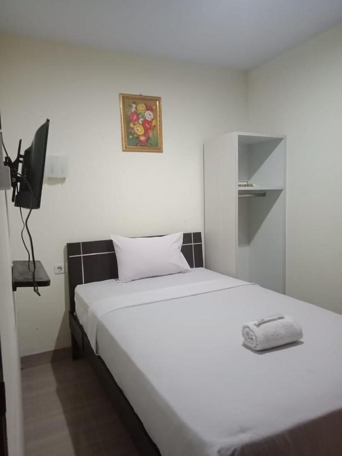 Hotel Meganita Mamuju Luaran gambar
