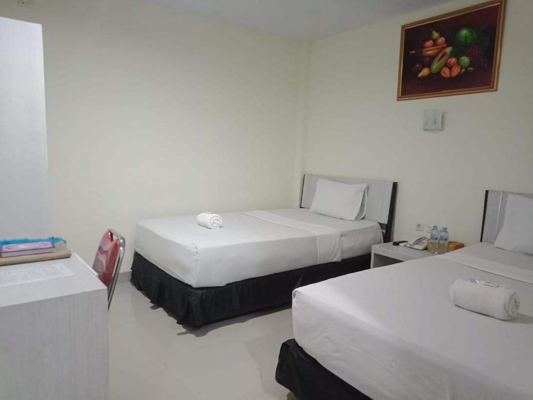 Hotel Meganita Mamuju Luaran gambar
