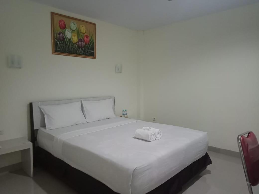 Hotel Meganita Mamuju Luaran gambar