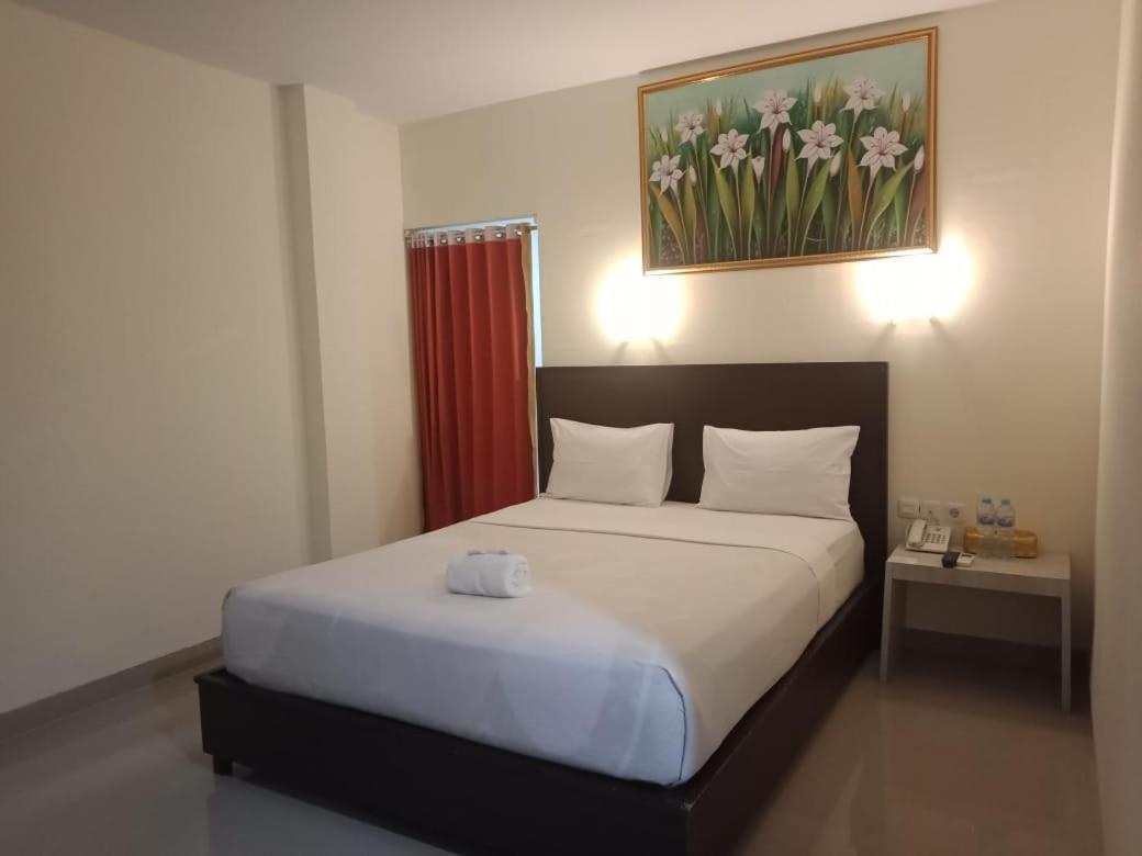 Hotel Meganita Mamuju Luaran gambar
